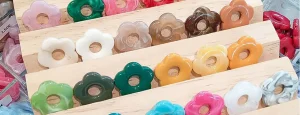 Lire la suite à propos de l’article Créoles Interchangeables et Fleurs en Acrylique : La Tendance Incontournable pour des Bijoux Pétillants et Personnalisés !